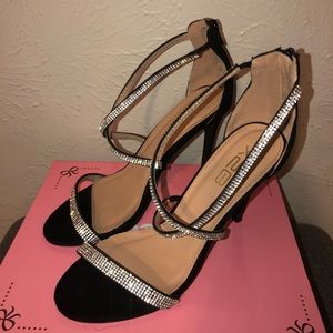 BLACK HEELS WITH RHINESTONES